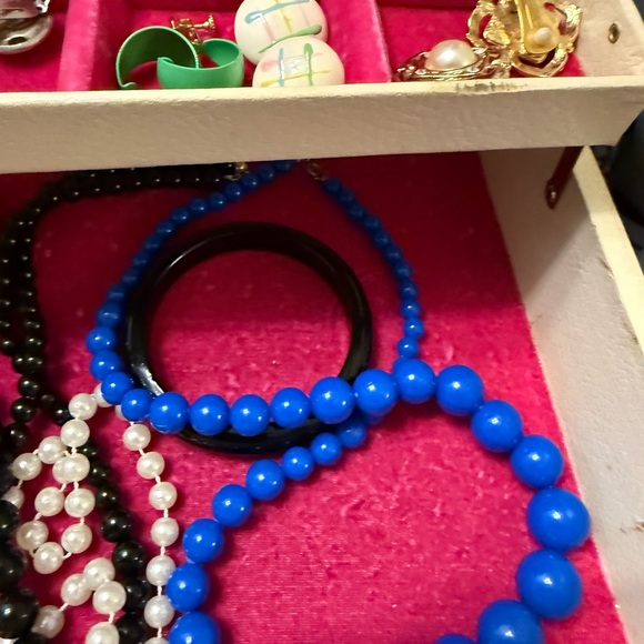 Vintage Jewelry Box full of Vintage  Jewelry Excellent Condition - Picture 5 of 12